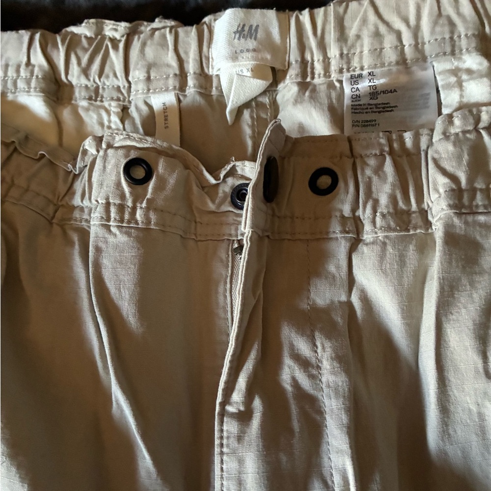 H&M Off White Light weight stretchable material. Super comfortable.